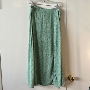 H & M GREEN FLORAL SLIP SKIRT